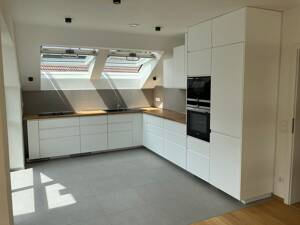 Lichtdurchflutete, energieeffiziente und smarte 3-Zimmer Neubau-Dachgeschosswohnung