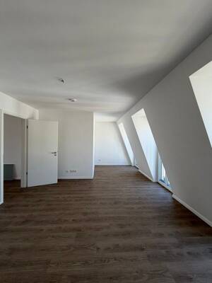 Lichtdurchflutete 3-Raum-Wohnung mit Einbauküche und Balkon – 1067 Dresden – Vorschaubild 5