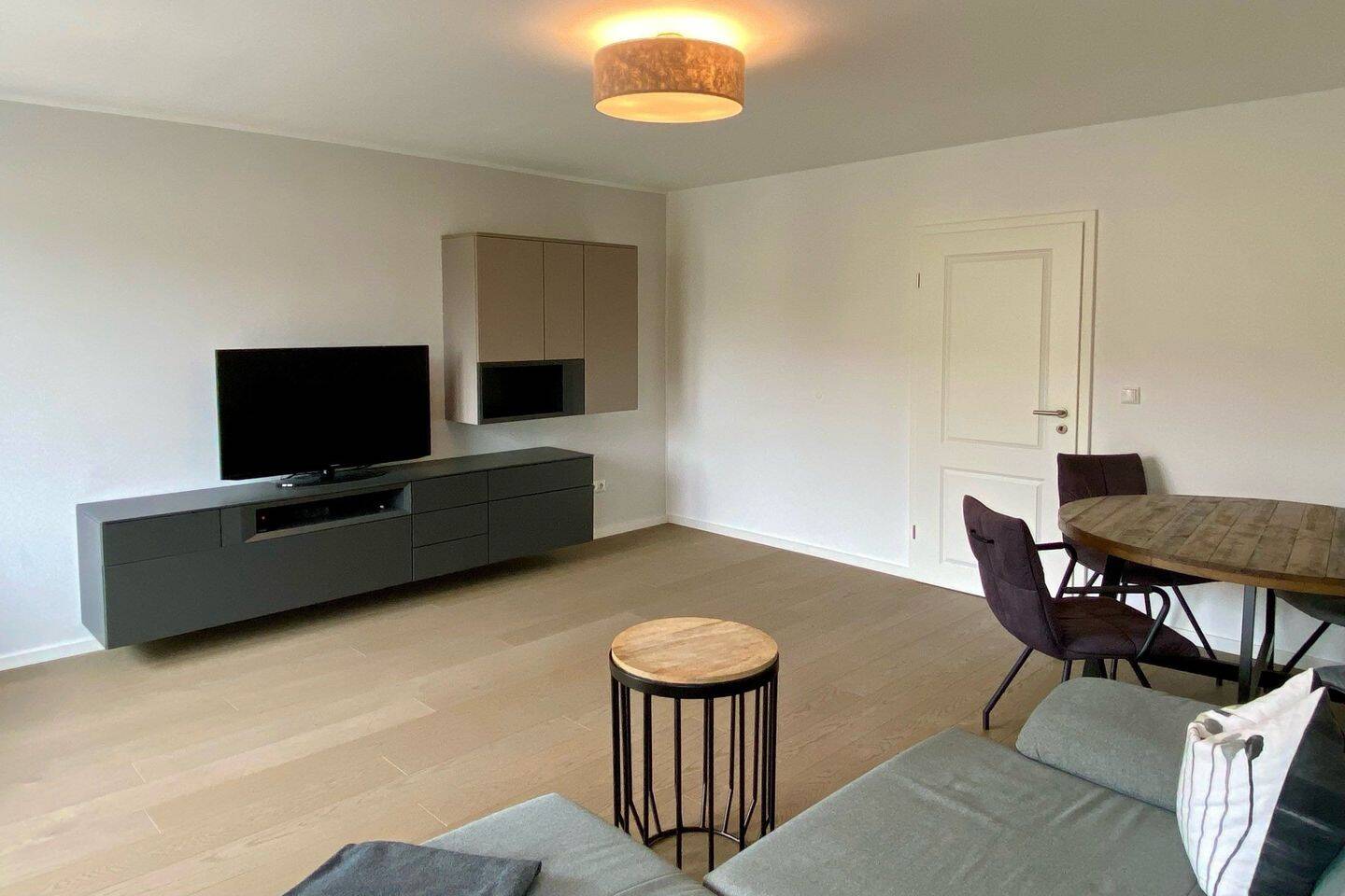 Möblierte modernisierte 2-Zimmer-Wohnung mit zwei Balkonen – München – Vorschaubild 4