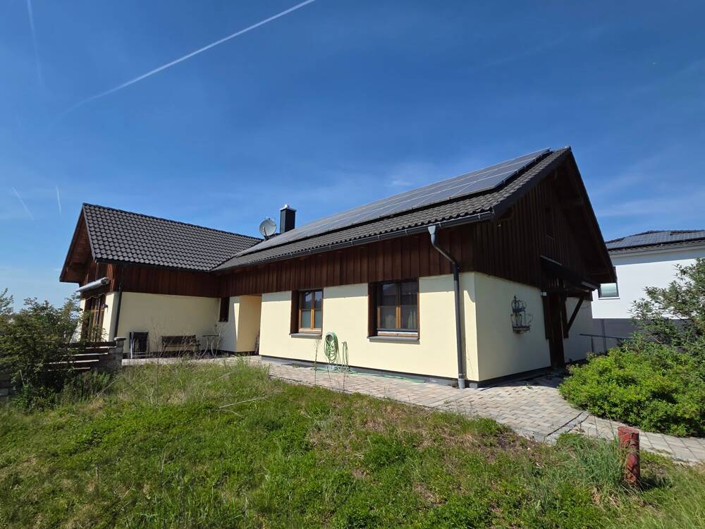 Moderner Bungalow in Holzständerbauweise mit gehobener Ausstattung, PV-Anlage & Weitblick! – Karlshuld – Bild 1 von 9