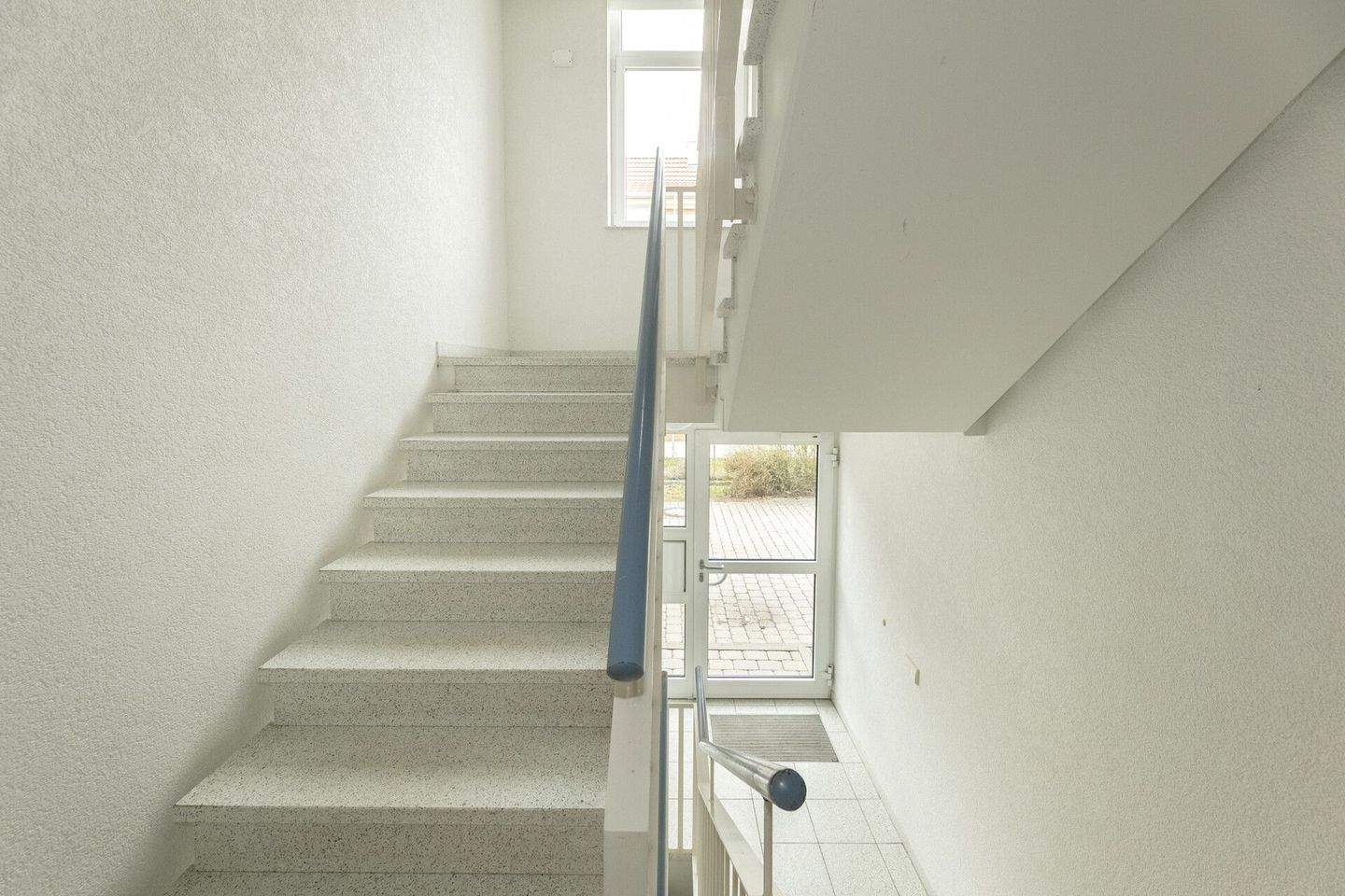 Helle 3-Zimmer-Wohnung im Erdgeschoss mit Balkon und direktem Gartenzugang – Neu-Ulm – Vorschaubild 4