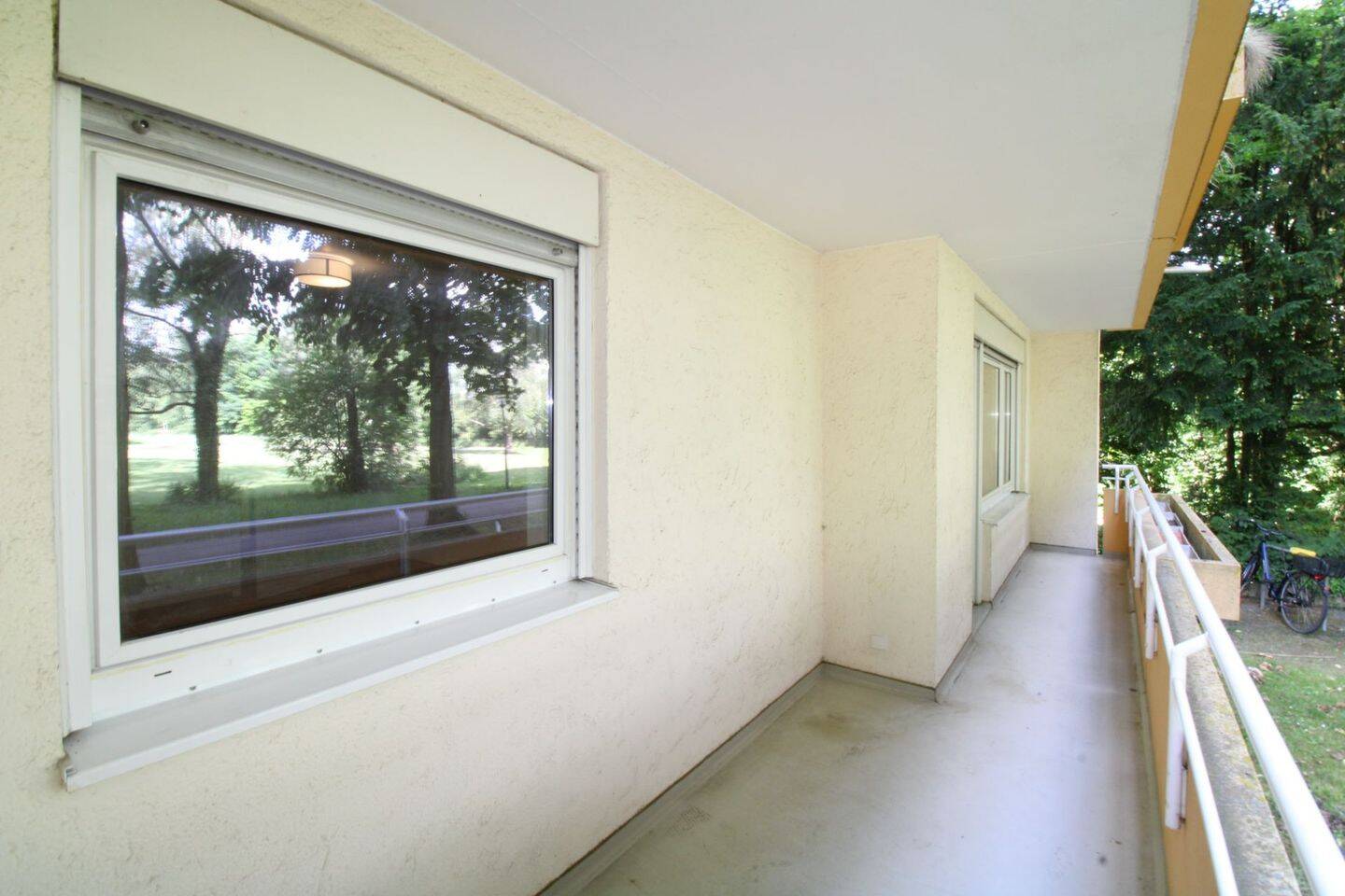 Freie & gepflegte 2-Zimmer-Wohnung im Hochparterre mit Balkon! Erbbaurecht bis 2067! – München – Vorschaubild 2