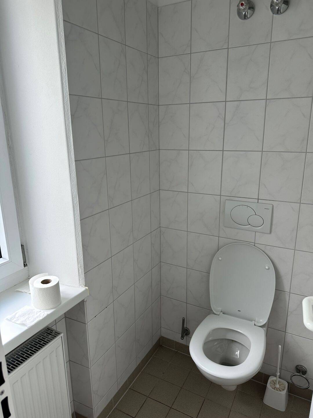 Helles, möbliertes Studentenzimmer mit eigenem Waschbecken in zentraler Lage – München – Vorschaubild 8
