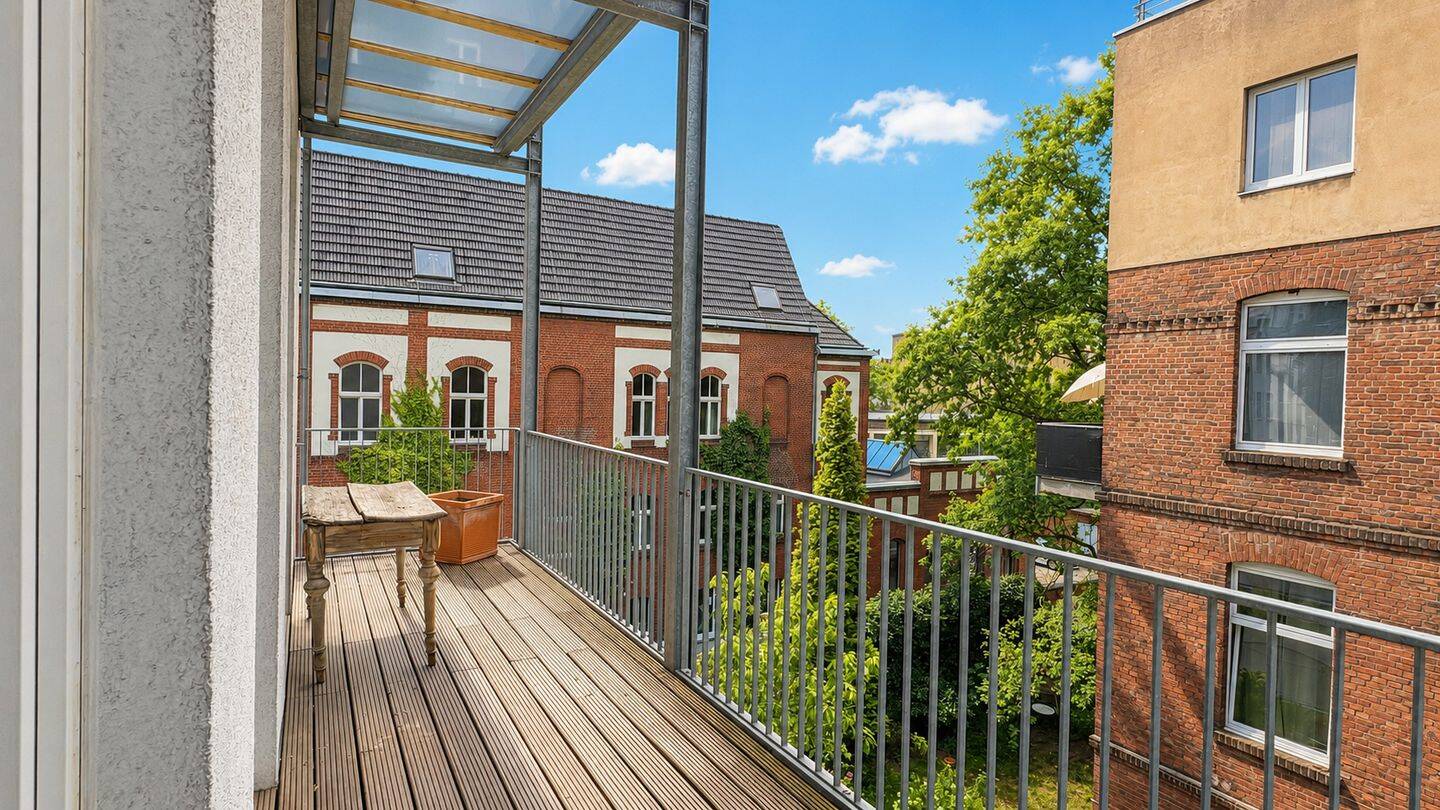 Traumhafte, sanierte Vierzimmer-Altbauwohnung mit großer Balkonterrasse