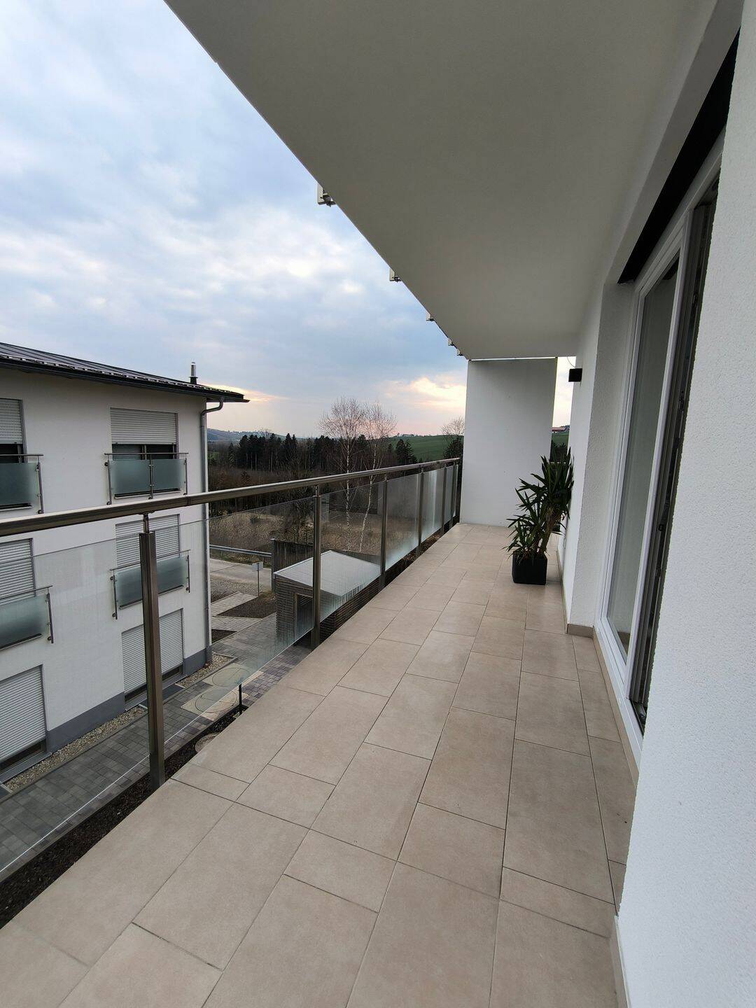 Helle, neuwertige 3-Zimmer-Wohnung mit großem Balkon (28m²) & Garage in Waldkirchen – Waldkirchen – Vorschaubild 3