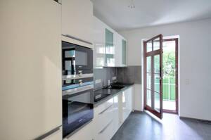 Zweitbezug: Exklusiv sanierte 2-Zimmer-Wohnung mit Luxus-Einbauküche und Balkon
