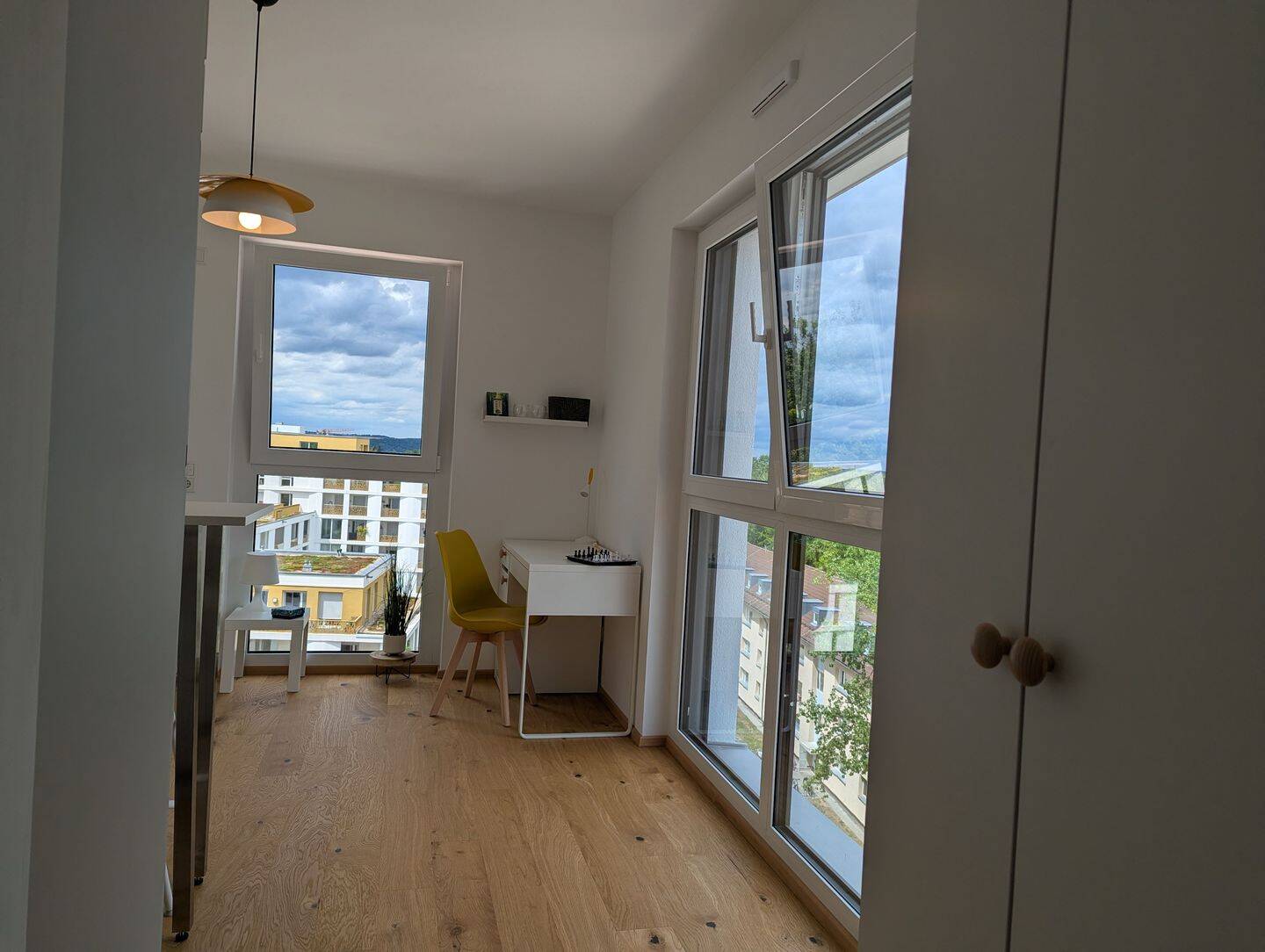Stilvoll möbliertes & lichtdurchflutetes Studentenapartment direkt an der Uni | 8. Etage, Fernblick – Regensburg – Vorschaubild 5