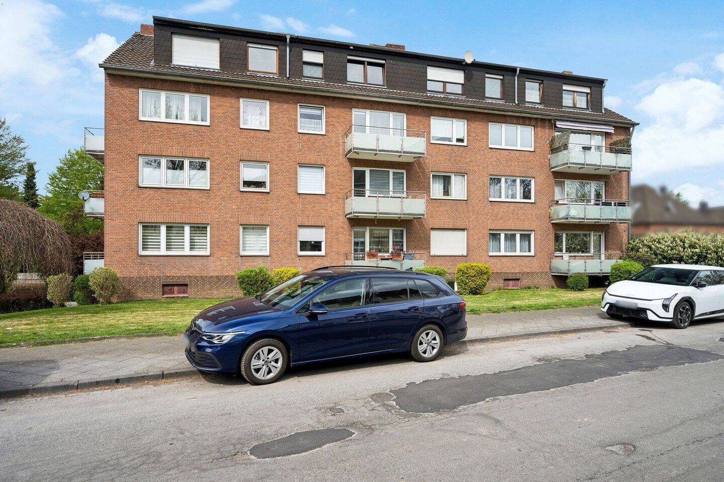 Vermietete 5-Zimmer-Wohnung mit Balkon, Garage & neuer Heizung - solide Kapitalanlage in MG-Rheydt