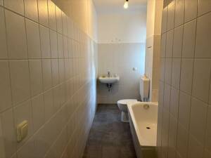 Großzügige 3-Zimmer-Wohnung nach Renovierung - mit Balkon an der Küche und Loggia am Wohnzimmer – 99084 Erfurt – Vorschaubild 7