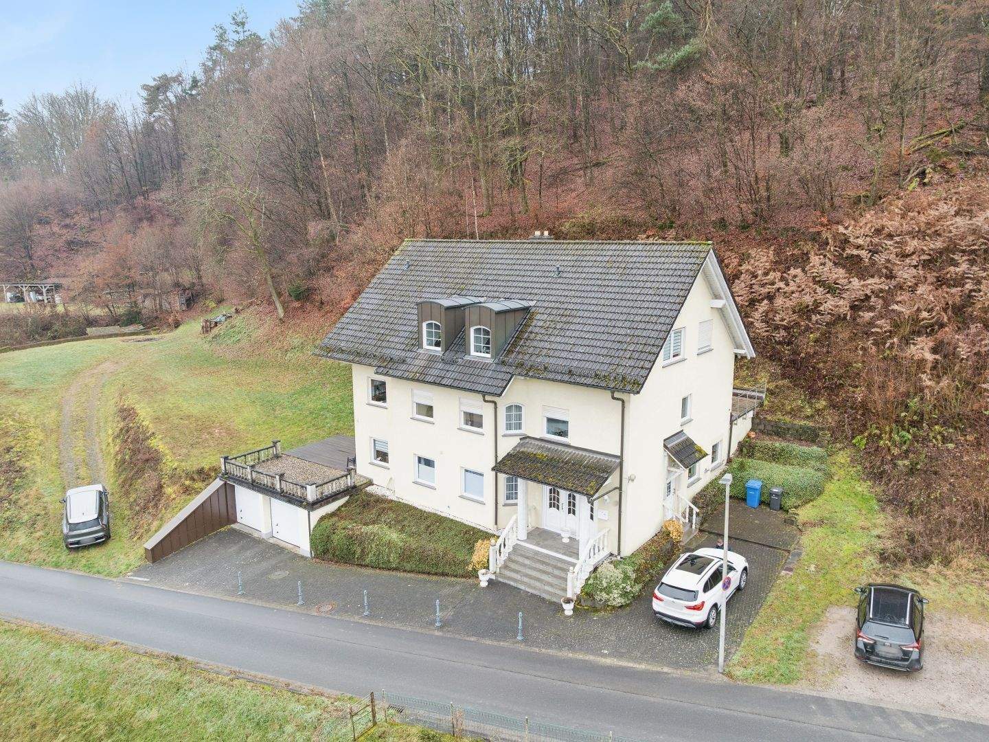Panorama-Residenz mit Zukunft: Großzügiges Anwesen inklusive zwei voll erschlossener Baugrundstücke – Heigenbrücken – Bild 1 von 9