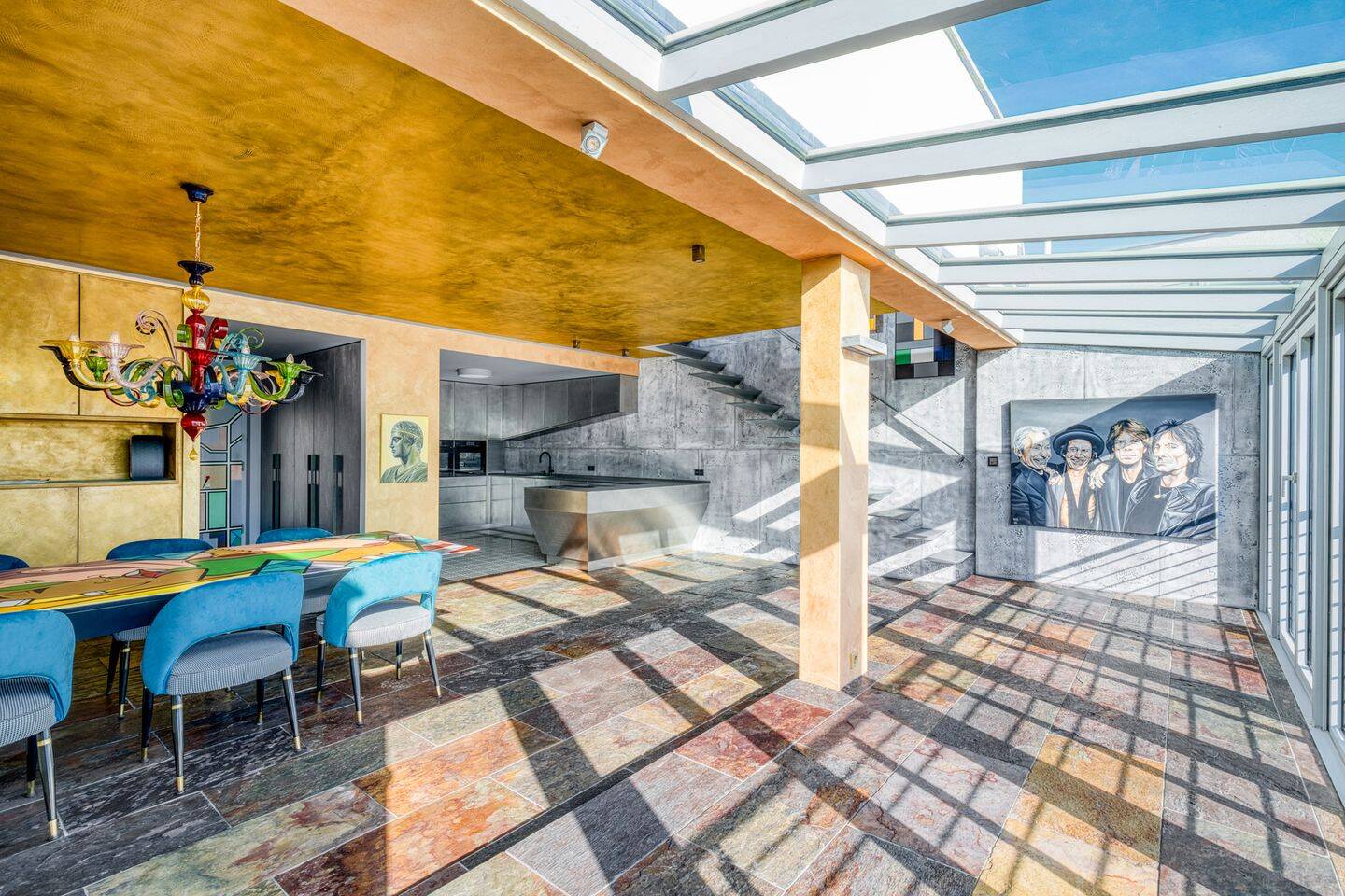 Designer-Maisonette über drei Ebenen mit künstlerischem Flair