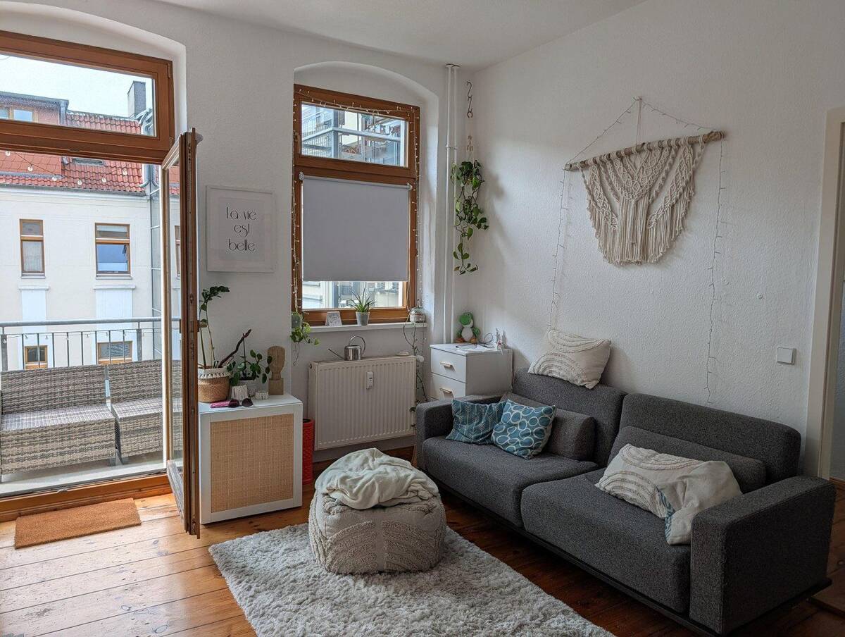 Provisionsfrei: Helle, bezugsfreie 2-Zimmer Altbauwohnung mit Südwest-Balkon im Florakiez – 13187 Berlin – Bild 1 von 9