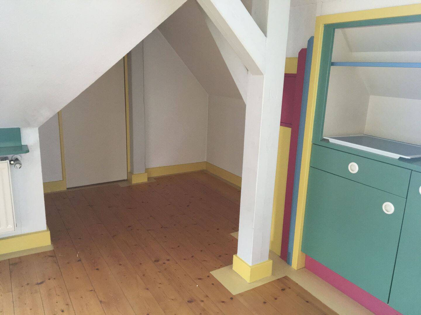 Villa Kunterbunt! 1,5-Zi-DG-Whg. 40 qm, 3.OG ohne Aufzug in einem kleinen denkmalgeschützen Anwesen – Nürnberg – Vorschaubild 6