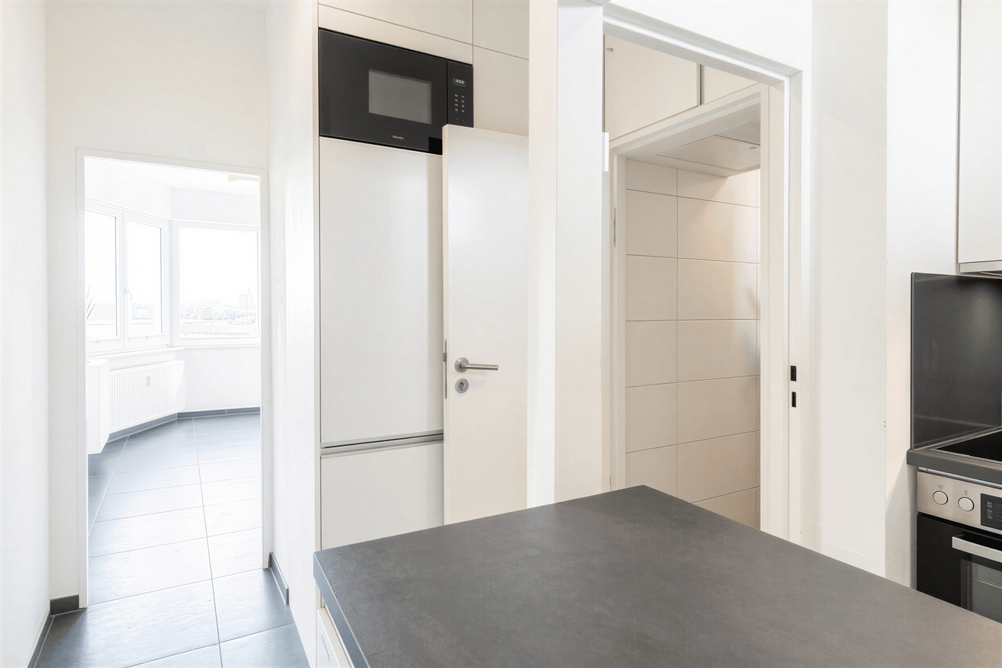 Direkte Ku'damm-Lage mit Halensee-Blick: Kernsaniertes Apartment mit Balkon in City-West – Berlin – Vorschaubild 3