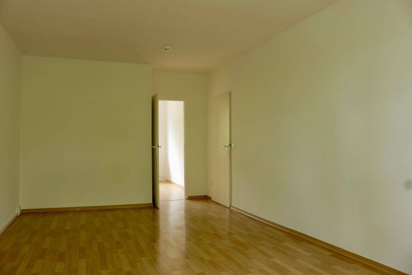 Modernes Wohngefühl: Erstbezug nach Sanierung mit großem Balkon und kostenfreien Stellplätzen – Chemnitz – Vorschaubild 7