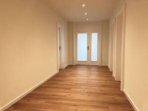 Neues Familien-Zuhause! Modernisierte 4 Zimmer mit Umlaufbalkon, 2 neue Bäder, neuer Boden, Aufzug – 50968 Köln – Vorschaubild 6