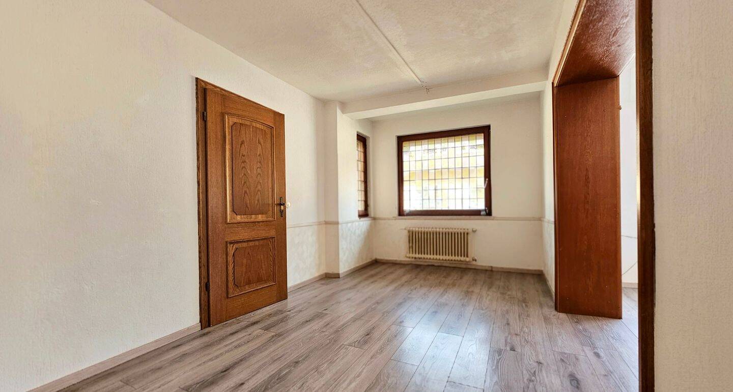 Großzügiges Einfamilienhaus mit Garage, Terrasse und großem Gartengrundstück in Briedel/Mosel – Briedel – Vorschaubild 4