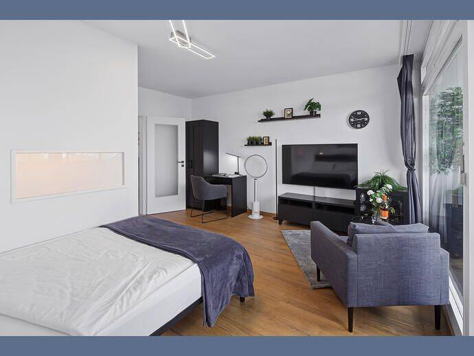 Möbliert: Frisch renoviert: 1-Zimmer Wohnung mit Wintergarten – München – Vorschaubild 3