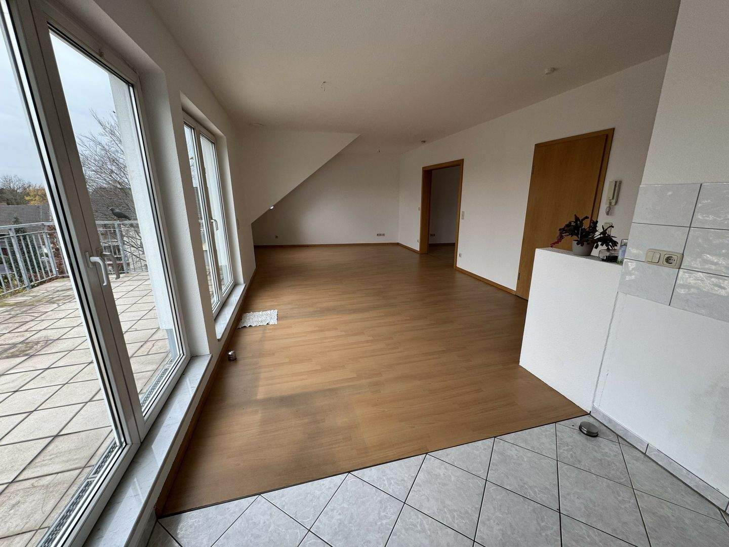 3-Zimmer DG-Wohnung mit Balkon und Garage – Duisburg – Bild 1 von 9