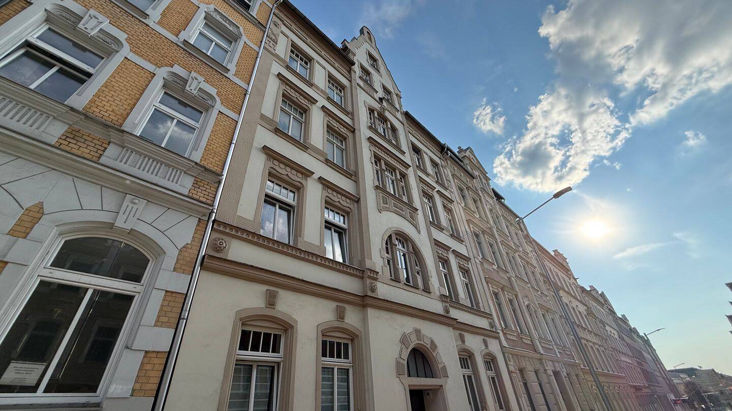 Frei ab sofort ! Küche mit Balkonzugang / Laminat / Bad mit Wanne u.v.m. – Chemnitz – Vorschaubild 2
