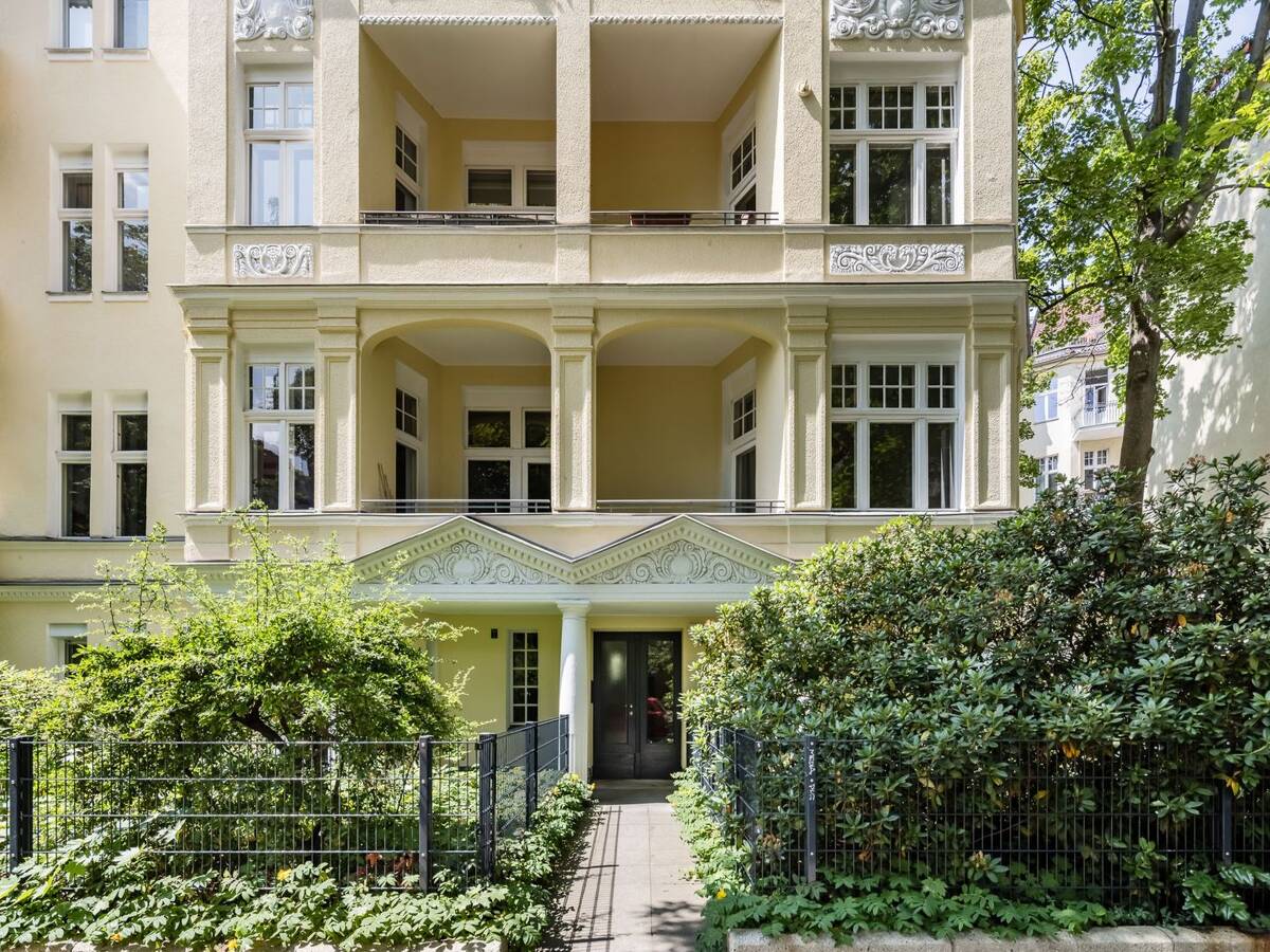 Lichtdurchflutete Altbauwohnung mit Balkon im Herzen des Rheingauviertels – 12161 Berlin – Bild 1 von 9