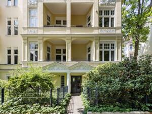 Lichtdurchflutete Altbauwohnung mit Balkon im Herzen des Rheingauviertels
