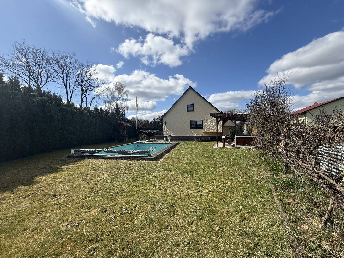 Großzügiges Einfamilienhaus mit Pool und großen Garten – Büchenbach – Vorschaubild 3