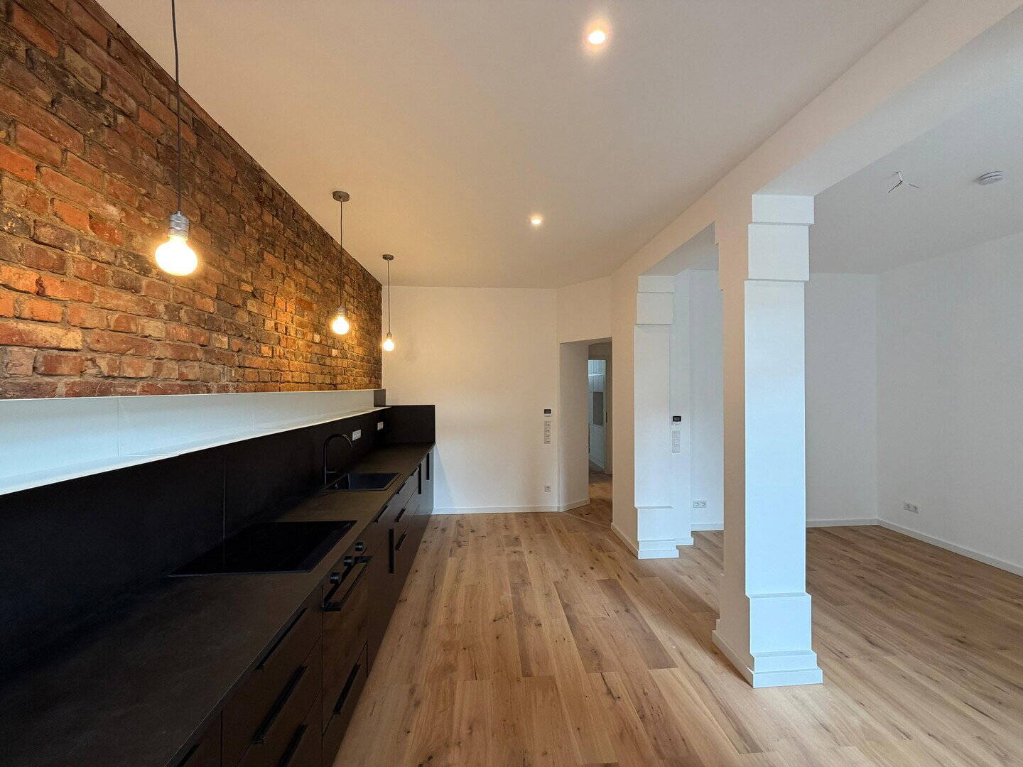 ALTBAU TRIFFT HIGH-TECH: Kernsanierte 2-Zimmer-Designwohnung mit Balkon, Garten & Klimaanlage