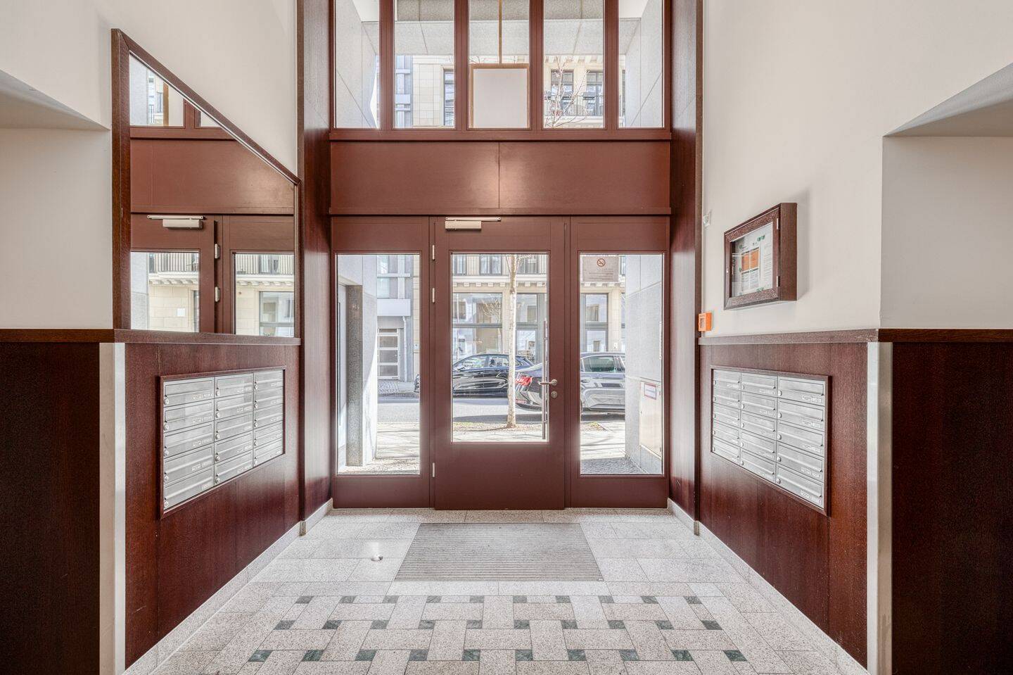 Modernes City-Apartment mit Loggia & Terrasse am Spittelmarkt – Berlin – Vorschaubild 2