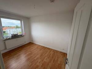 Top-Lage nahe der Uniklinik: Frisch renovierte 2-Zimmer-Wohnung mit Balkon & Garage – 23562 Lübeck – Vorschaubild 2