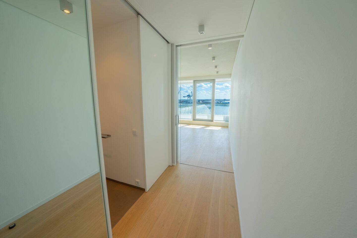 Designwohnung im Marco Polo Tower - mit Blick auf das Wendebecken des Hafens – Hamburg – Vorschaubild 7