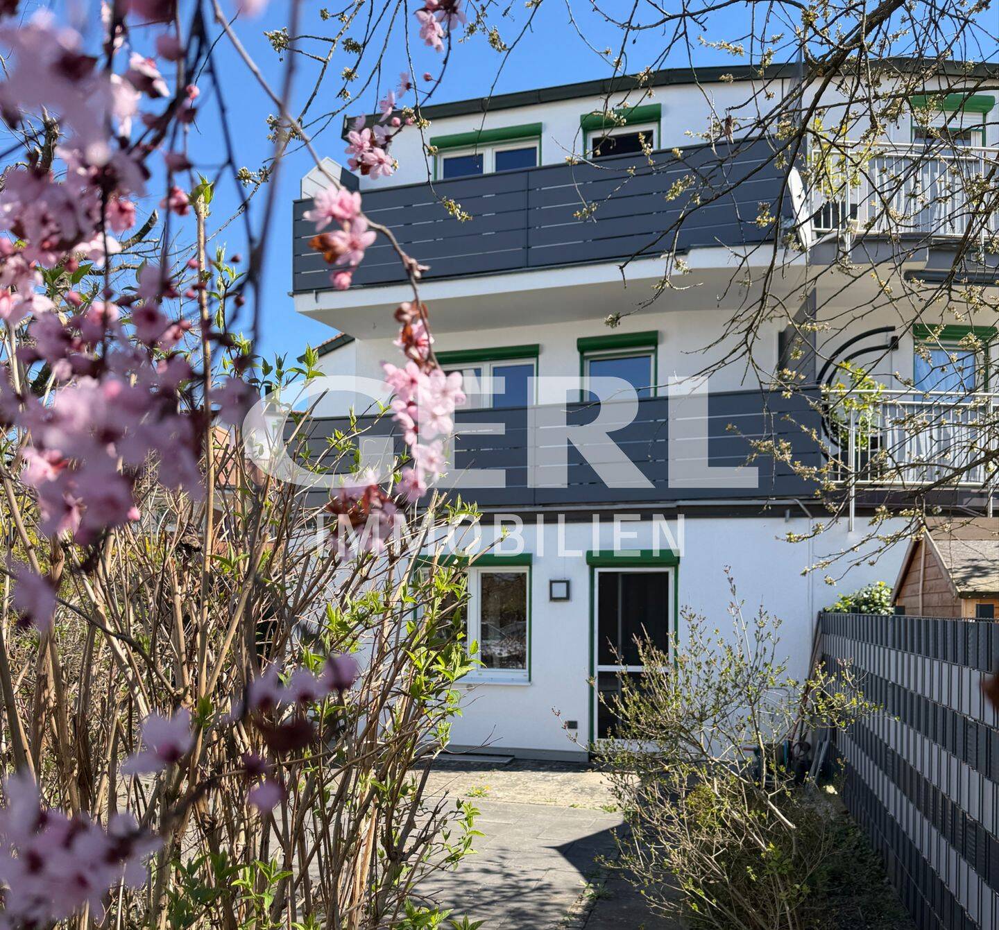 Attraktives Reihenendhaus mit 2 Garagen und kleinem Garten (2 Wohnbereiche möglich) – Straubing – Bild 1 von 9