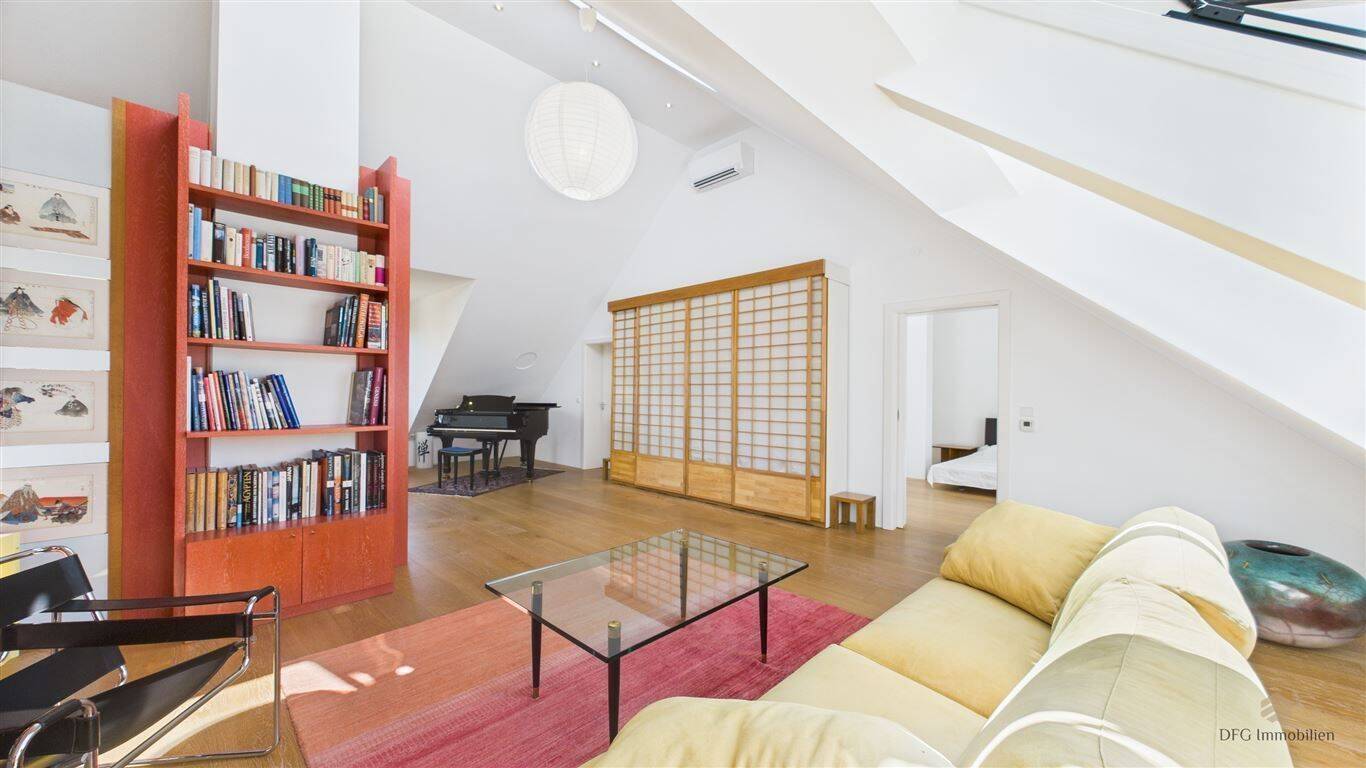 Stilvoll wohnen über den Dächern - vollmöblierte Design-Dachgeschosswohnung mit Dachterrasse und Klimaanlage – München – Vorschaubild 3