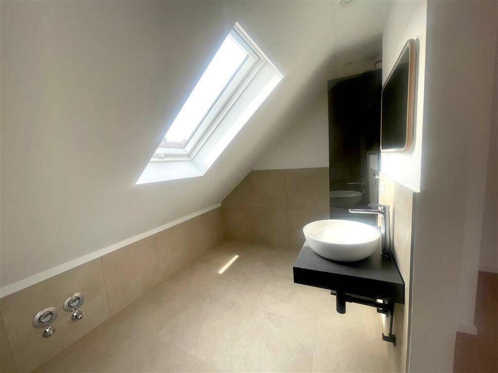 Elegante hochwertige Dachgeschosswohnung mit 2 großen Balkonen – Nürnberg – Vorschaubild 7