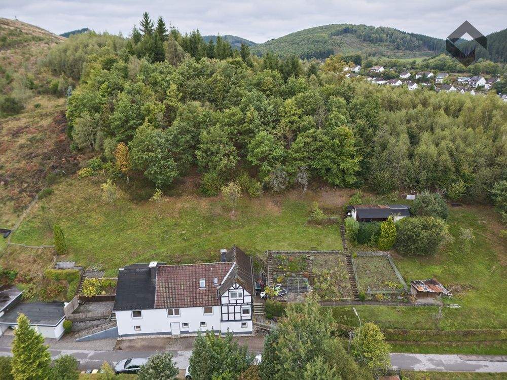 Zweifamilienhaus: Grünes Paradies mit 4.000 m² Grundstück – Lennestadt – Bild 1 von 1