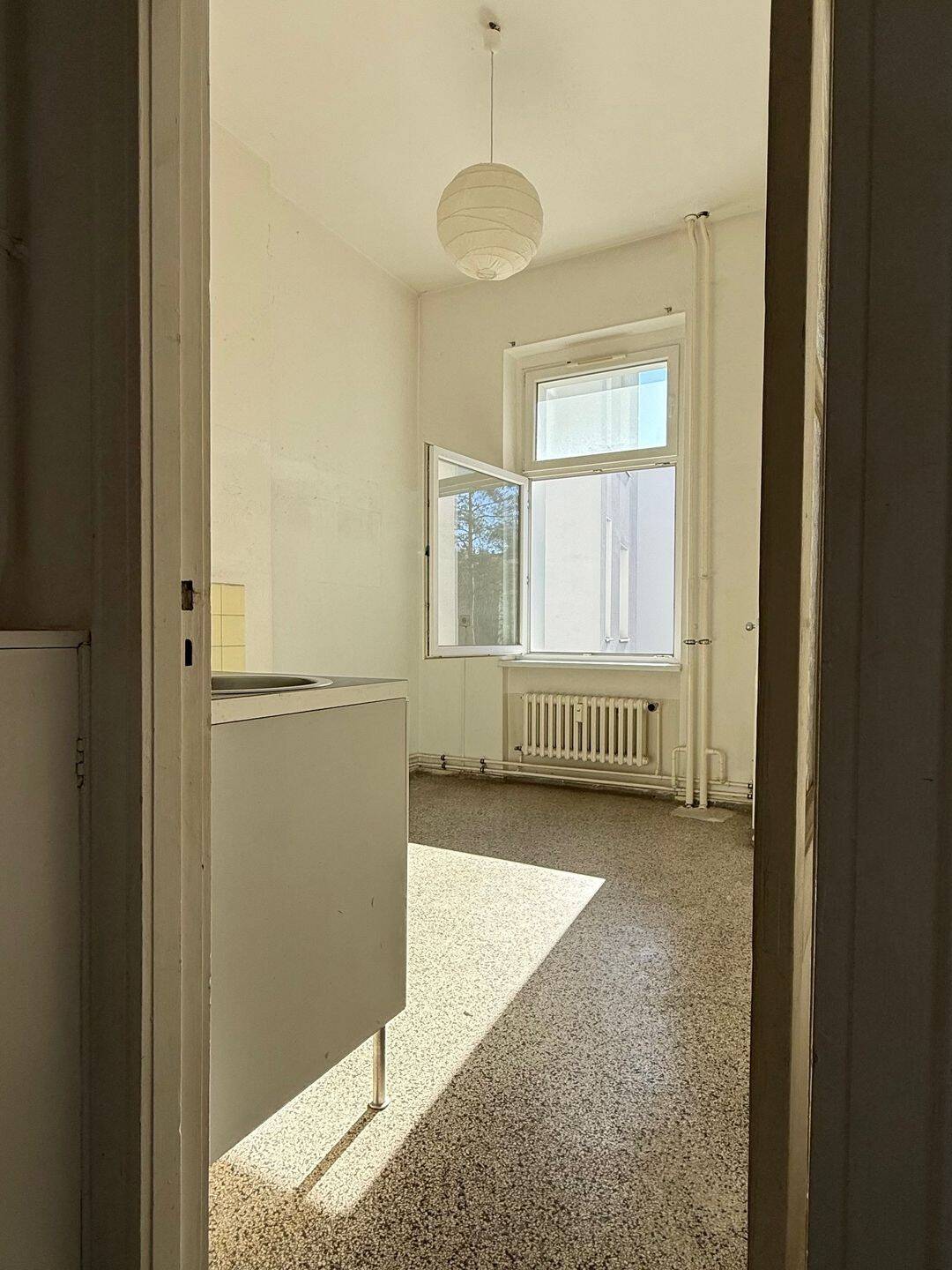 Bezugsfreies 1-Zimmer-Studio-Apartment mit südlicher Hofausrichtung, Toplage von Berlin-Wilmersdorf! – Berlin – Vorschaubild 4
