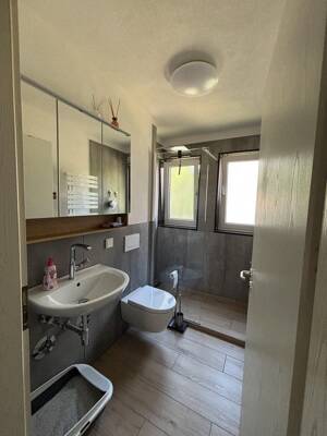 Gepflegte 2-Zimmer-Wohnung mit Balkon, Einbauküche, Stellplatz & Aufzug in Maintal-Dörnigheim – 63477 Maintal – Vorschaubild 3