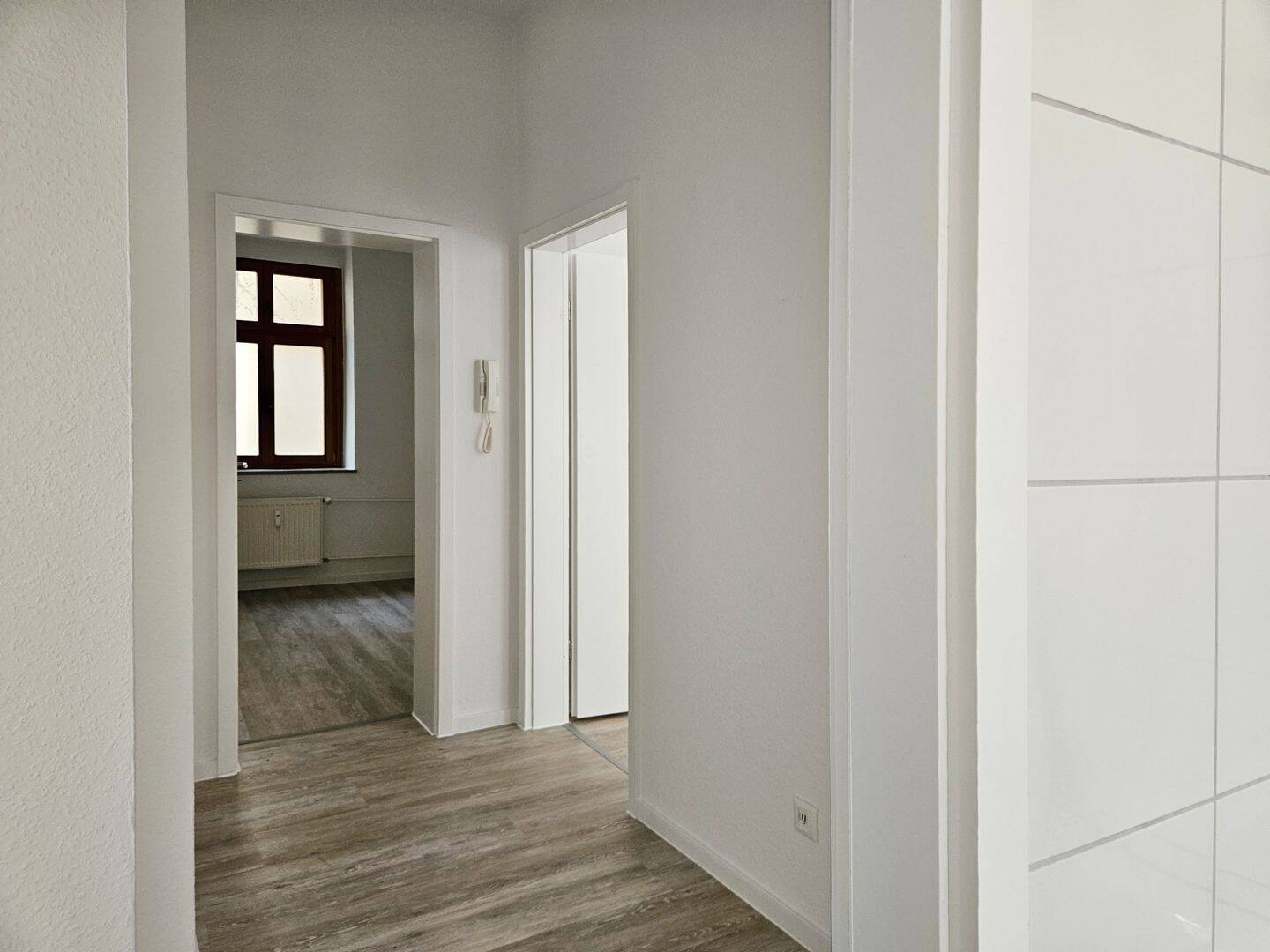 Mit Video: Frisch saniert - 2 Zimmer mit Tageslichtbad und Einbauküche! – Magdeburg – Vorschaubild 9