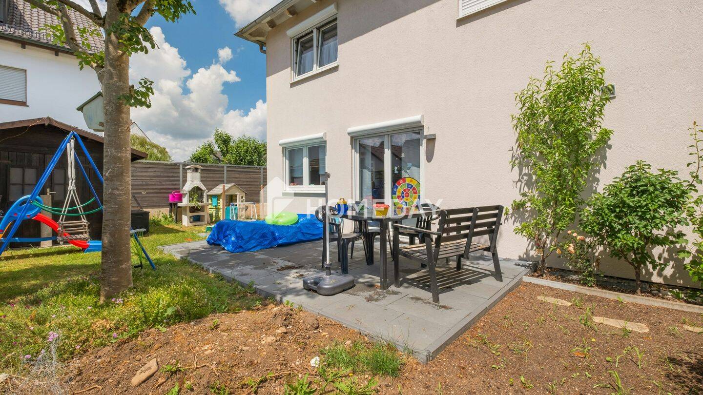 Gepflegt, durchdacht und naturnah: Repräsentative DHH mit Terrasse, Garten und Garage separat – München – Bild 1 von 9