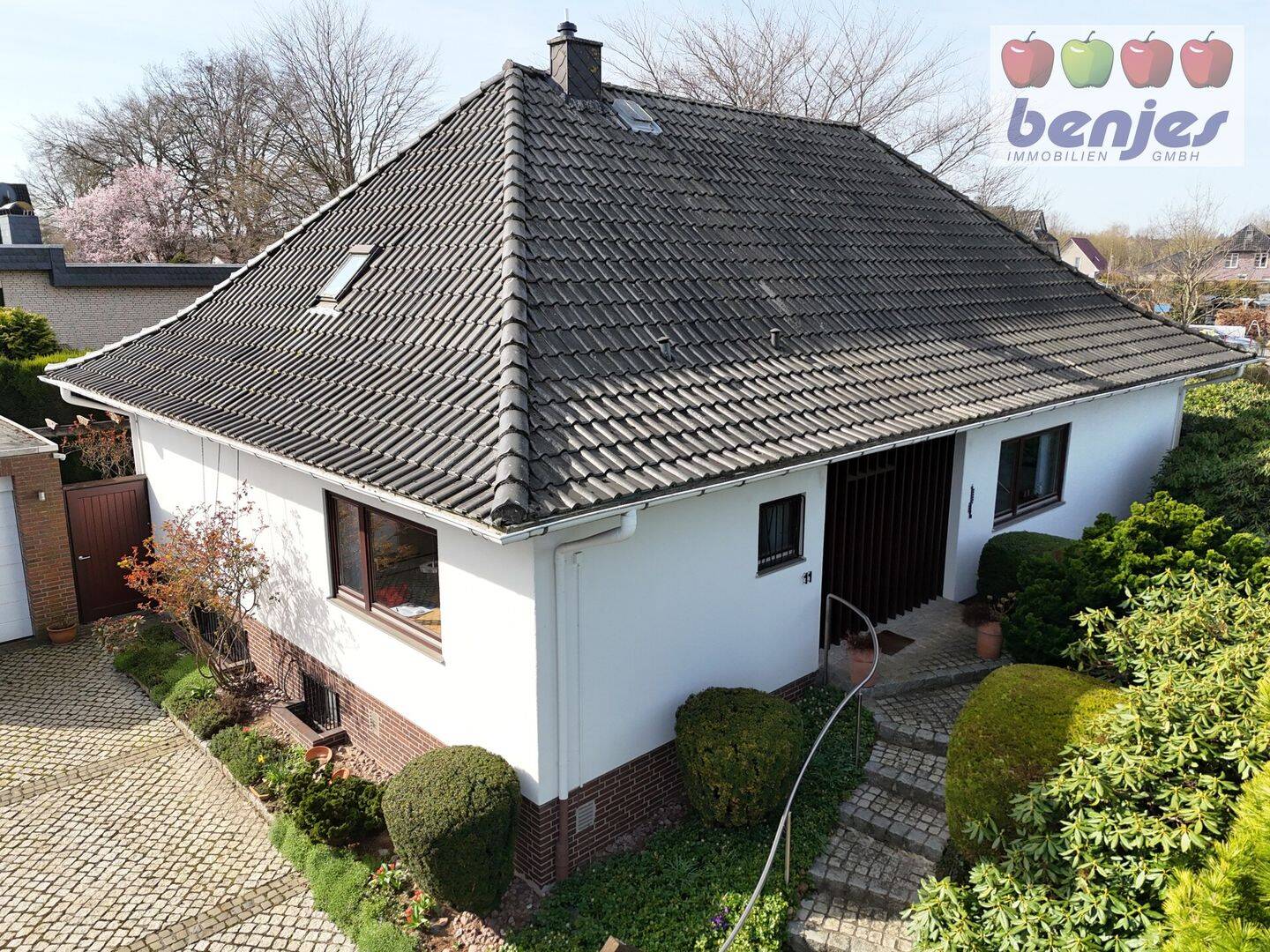 Blick von der Anhöhe: Komfortabler Walmdachbungalow mit Sauna – Syke – Bild 1 von 9