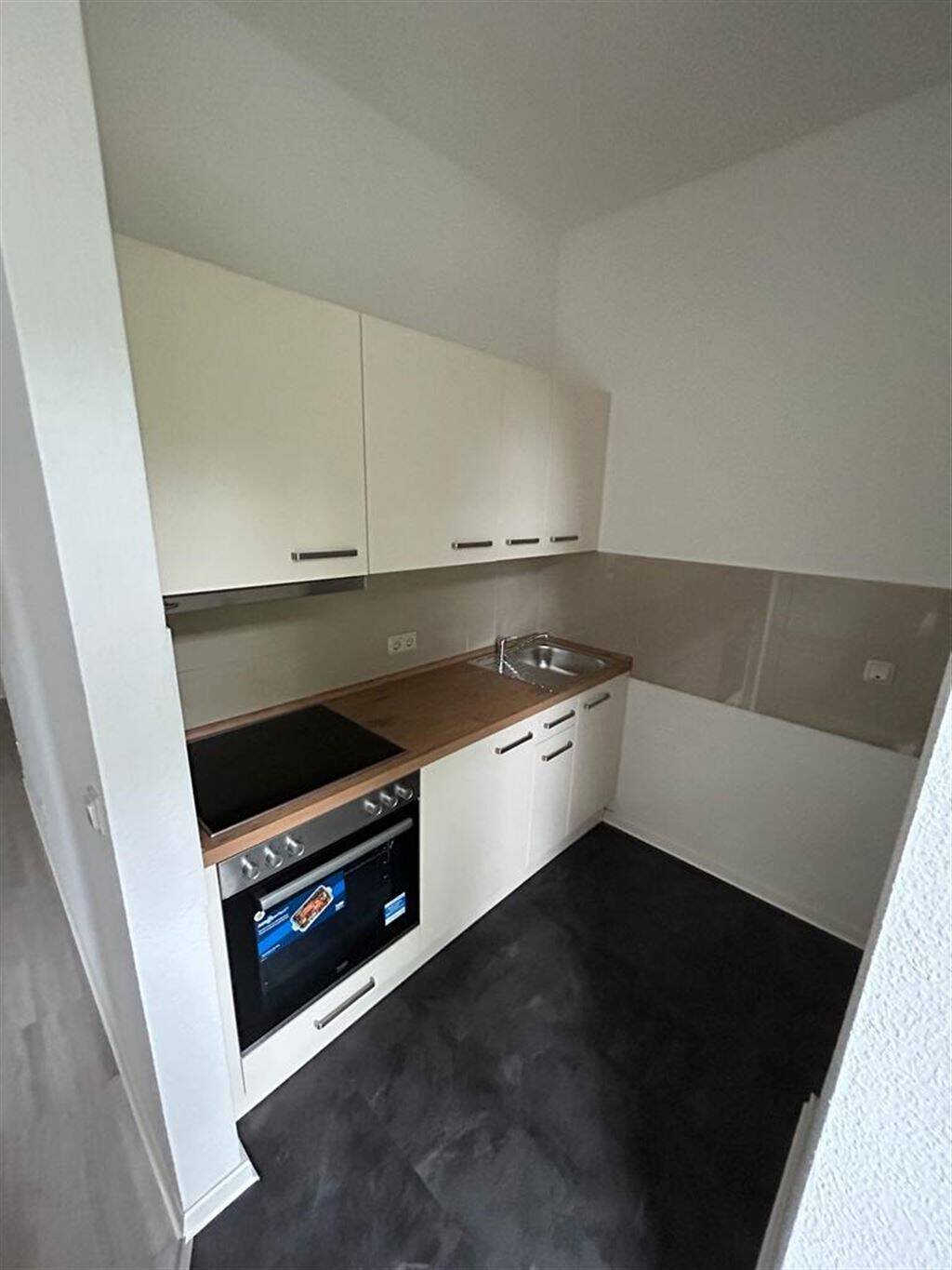 Günstige 3-Zimmer mit Einbauküche, Terrasse, Dusche und Laminat in zentraler Lage! SP mgl.