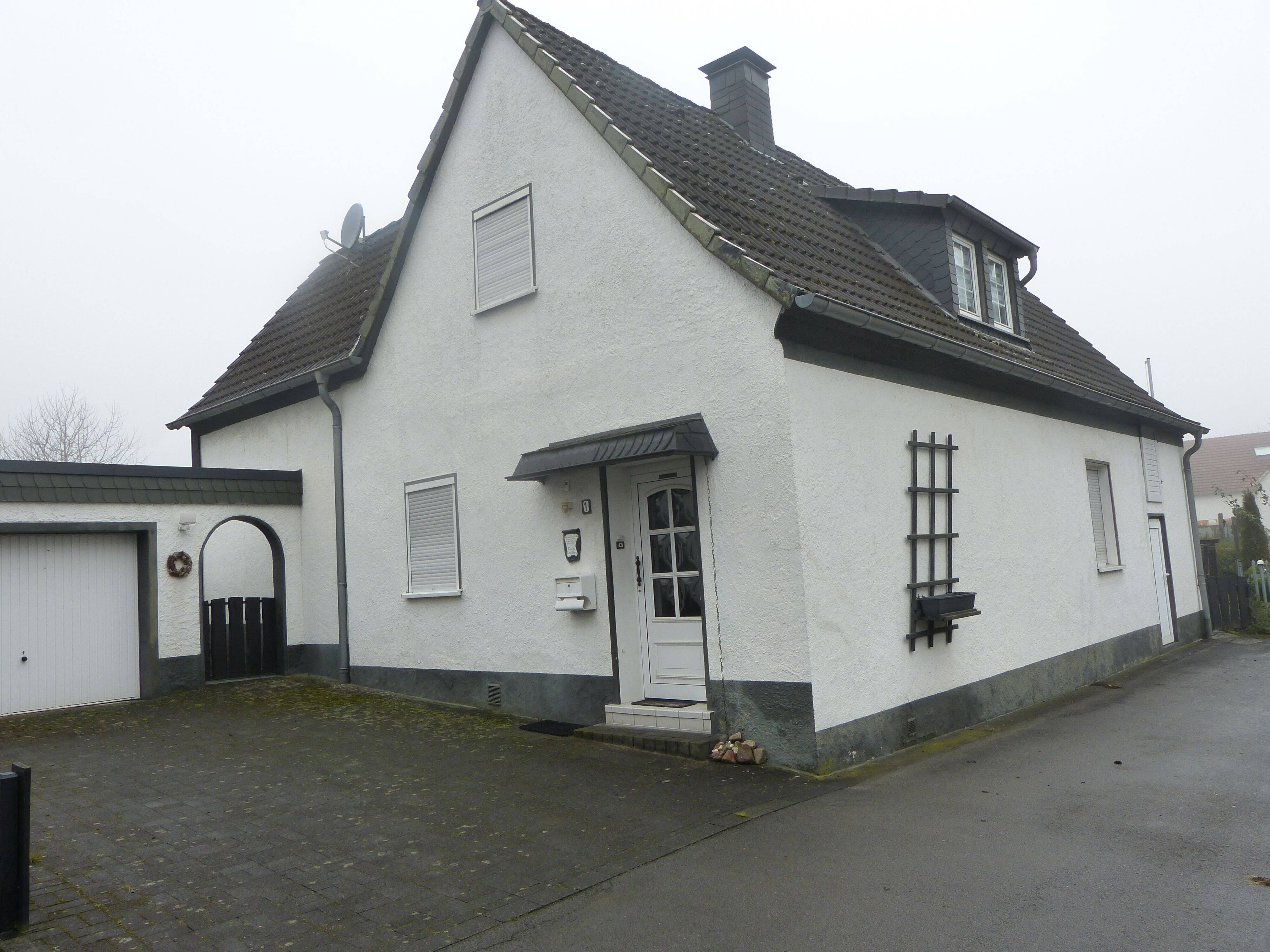 Eingeschossiges Wohnhaus im Ortskern von Neuenrade-Küntrop. – Neuenrade – Bild 1 von 6