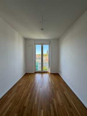 Lichtdurchflutete 4-Raum-Wohnung mit Einbauküche und Balkon – 1067 Dresden – Vorschaubild 4