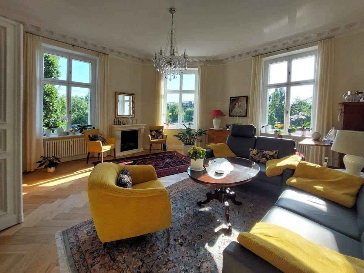 Bezugsfertig! Hochwertig sanierte Altbauwohnung mit Aufzug, Stuck, Parkett, Südbalkon, 2 Bädern, Einbauküche uvm. – Berlin – Vorschaubild 2