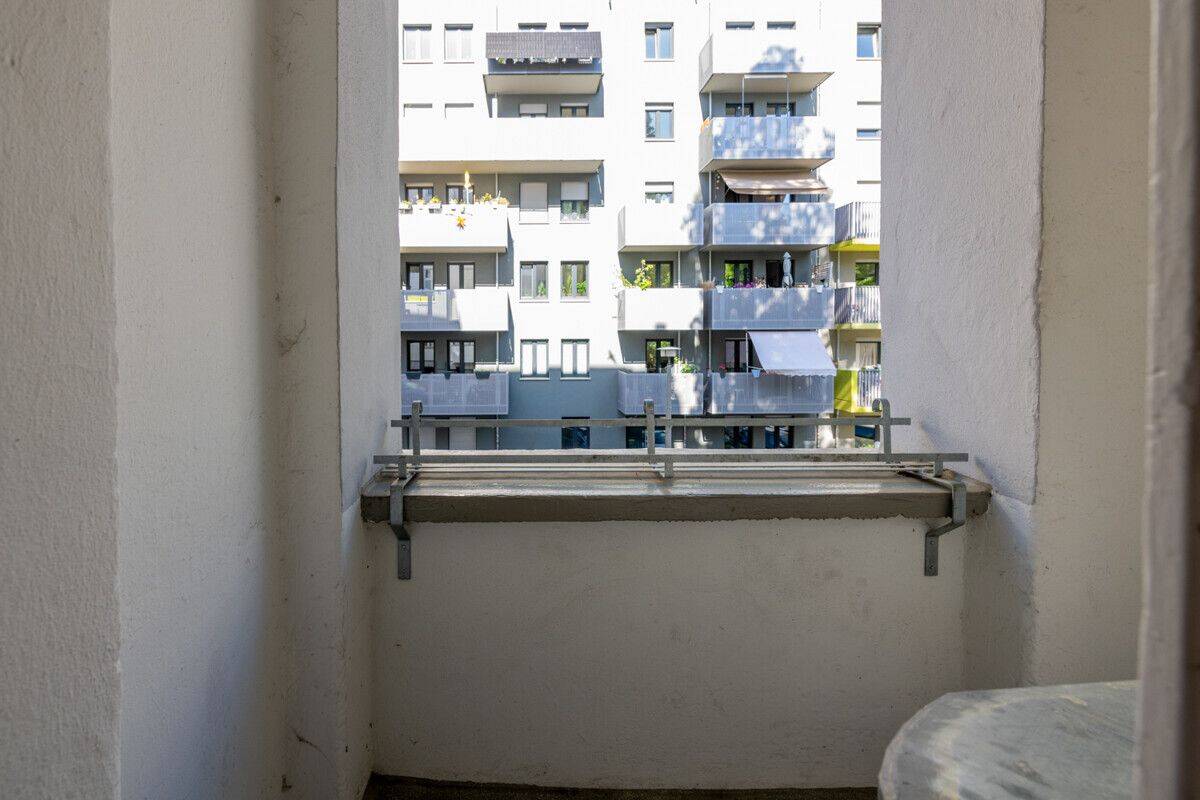 Bezugsfrei in Friedrichshain: Charmante Wohnung in zentraler Wohnlage, nahe Karl-Marx-Allee, Loggia – Berlin – Vorschaubild 3