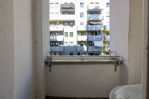 Bezugsfrei in Friedrichshain: Charmante Wohnung in zentraler Wohnlage, nahe Karl-Marx-Allee, Loggia – 10249 Berlin – Vorschaubild 3
