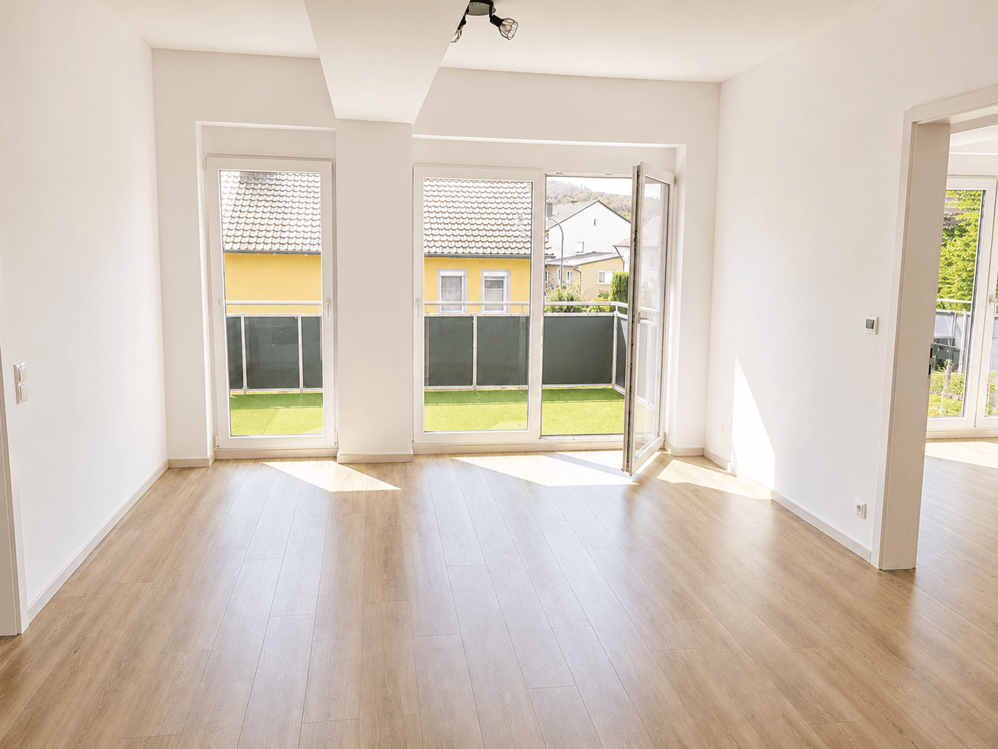 Kernsanierte helle 2-Zimmer-Wohnung mit großzügigem Wohn-/Essbereich und schönem modernen Bad