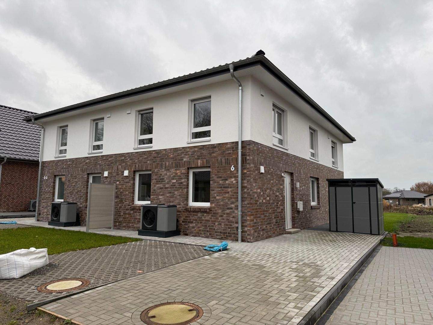 Moderne Doppelhaushälfte mit Wärmepumpe - ideal für Familien – Fredenbeck – Bild 1 von 3