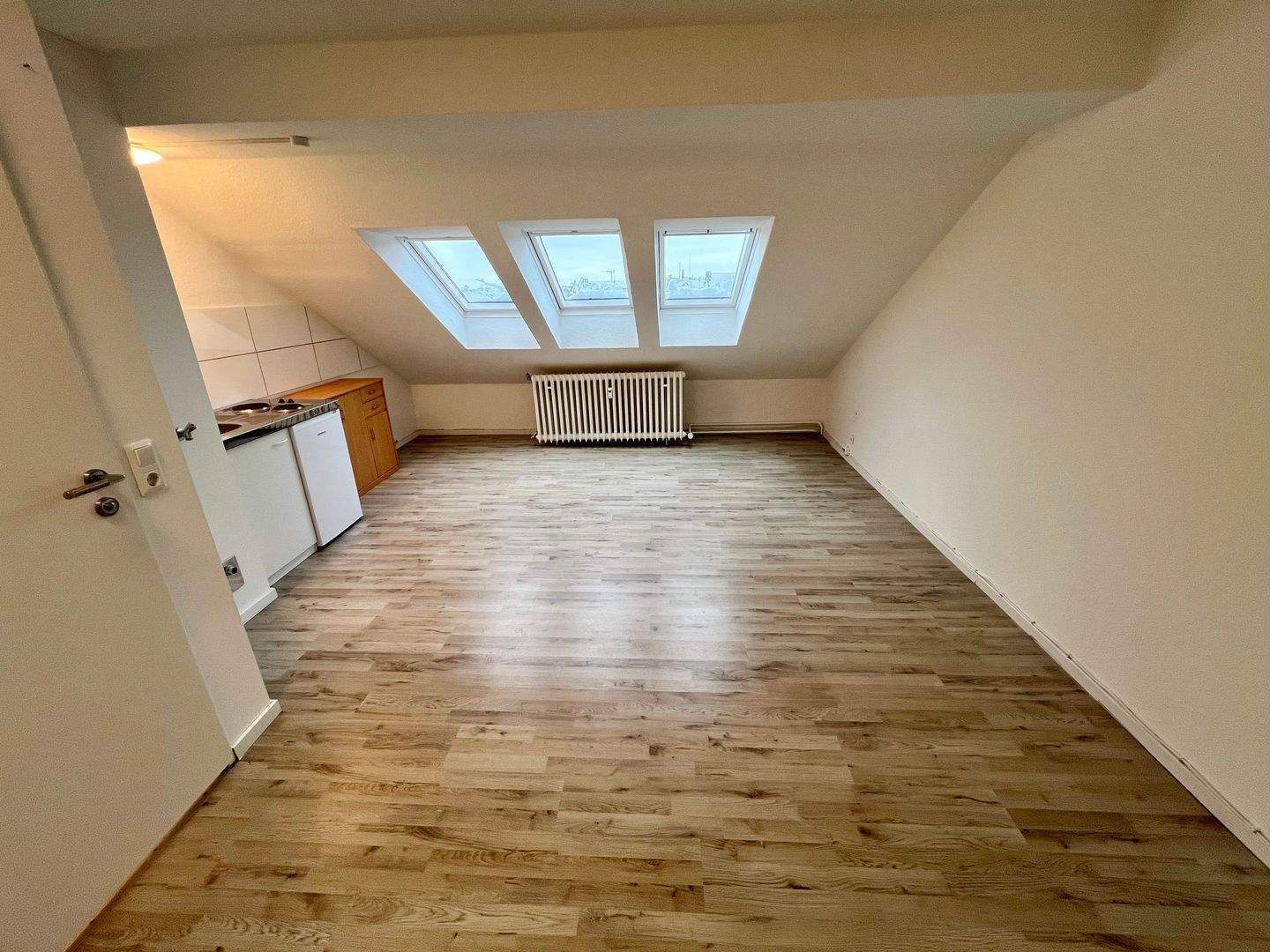 Großzügige 1-Zimmer-Wohnung Saniert mit schönem Ausblick, Aufzug, Stellplatz – Kiel – Vorschaubild 2