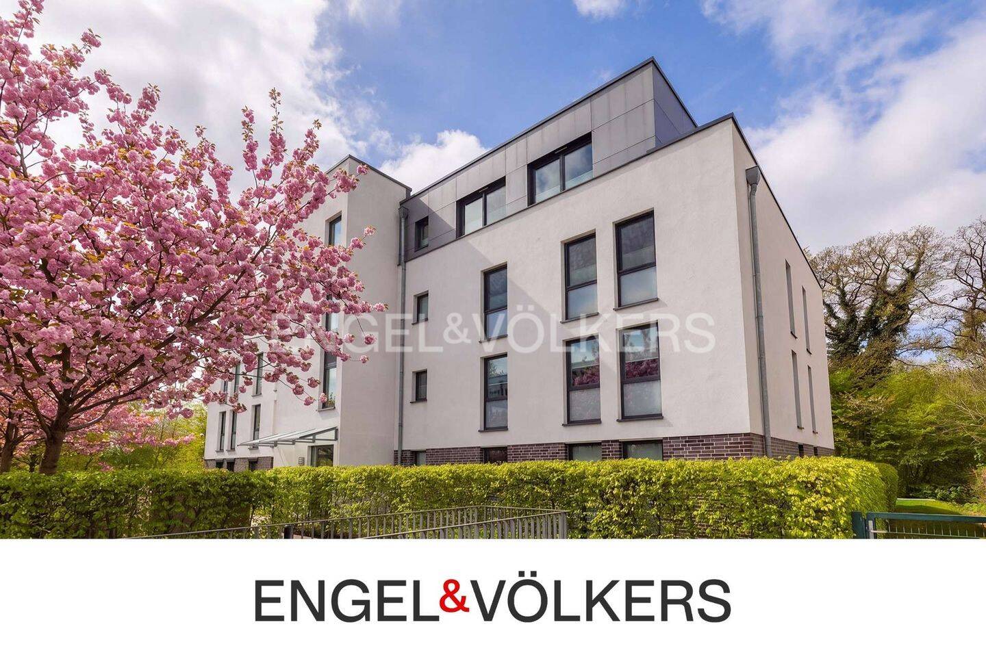 Stilvolles Penthouse mit großer Dachterrasse und Blick ins Grüne